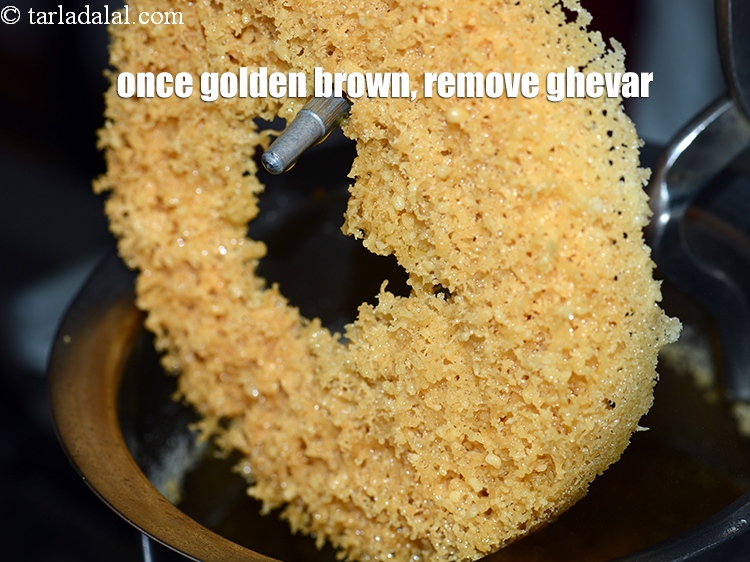 स्टेप 24 – सुनहरा भूरा होने पर, रॉड या पतले बेलन का उपयोग …