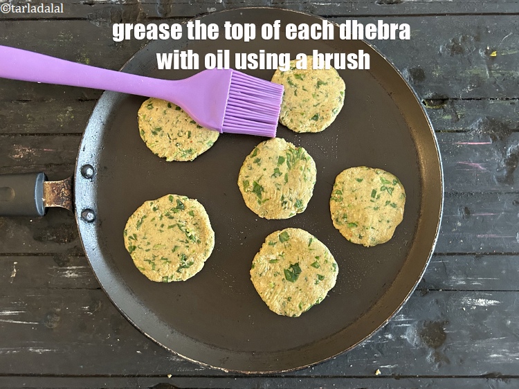 स्टेप 22 – ढेबरा के ऊपरी हिस्से को ब्रश की सहायता से तेल …