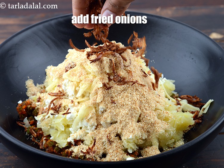Step 22 – Add 1/4 cup&nbsp;<a href="https://www.tarladalal.com/glossary-fried-onions-924i">fried onions</a>&nbsp;, lightly crushed.