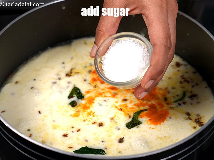 स्टेप 21 – २ टेबल-स्पून&nbsp;<a href=""https://www.tarladalal.com/glossary-sugar-chini-shakkar-hindi-278i"">चीनी</a>&nbsp;डालें।