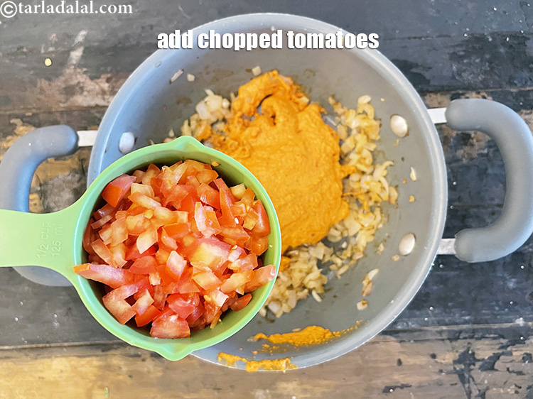 स्टेप 22 – १/२ कप बारीक <a href=""https://www.tarladalal.com/glossary-chopped-tomatoes-hindi-779i"">कटा हुआ टमाटर</a> डालें।