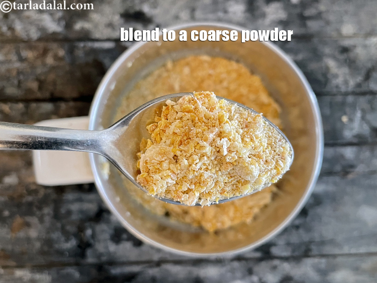 स्टेप 24 – मिक्सर में दरदरा पाउडर बना लें।