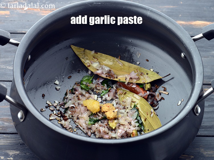 Step 23 – Add 1/2 tsp&nbsp;<a href="https://www.tarladalal.com/glossary-garlic-lehsun-lahsun-348i">garlic (lehsun)</a>&nbsp;paste.&nbsp;