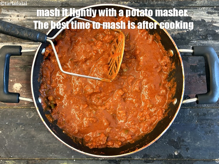 स्टेप 30 – जैन&nbsp;<strong>पाव भाजी </strong>को&nbsp;आलू मैशर की सहायता से हल्का सा मैश …
