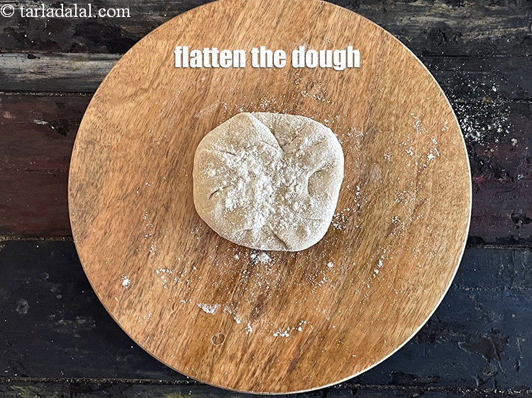 स्टेप 22 – आटे को चपटा करें।