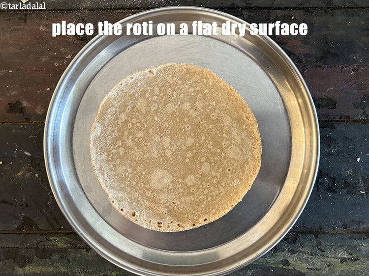 स्टेप 23 – एक रोटी को समतल सूखी सतह पर रखें।