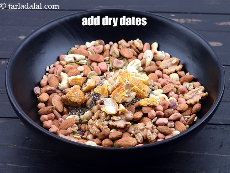 स्टेप 22 – 1/4 कप मोटे तौर पर कटे हुए&nbsp;&nbsp;<a href=""https://www.tarladalal.com/glossary-dry-dates-dried-dates-kharek-hindi-392i"" target=""_blank"">सूखे खजूर&nbsp;</a>डालें …