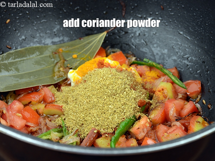 स्टेप 22 – १/२ टी-स्पून&nbsp;<a href=""https://www.tarladalal.com/glossary-coriander-powder-dhania-powder-hindi-370i"">धनिया पाउडर</a>&nbsp;डालें।&nbsp; &nbsp;