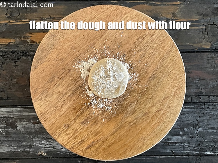 Step 22 – <meta charset="UTF-8" />Flatten the dough and top with flour.&nbsp;