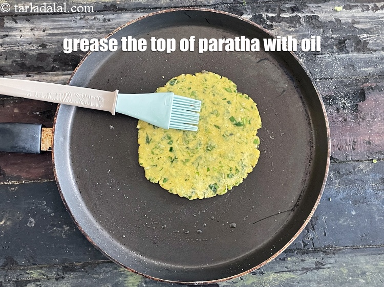 Step 22 – <meta charset="UTF-8" />Grease the top of the paratha with oil.&nbsp;&nbsp;