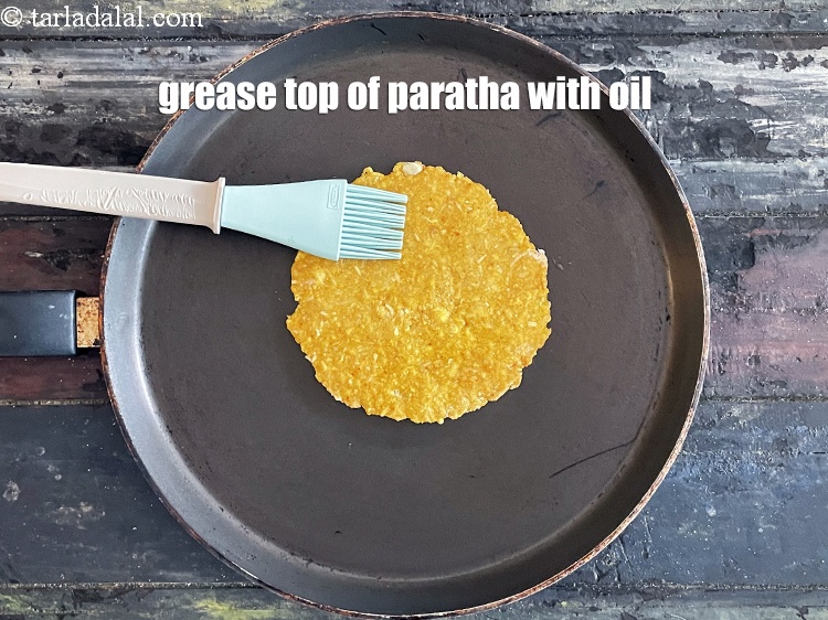 Step 23 – <meta charset="UTF-8" />Grease the top of the paratha with oil.&nbsp;