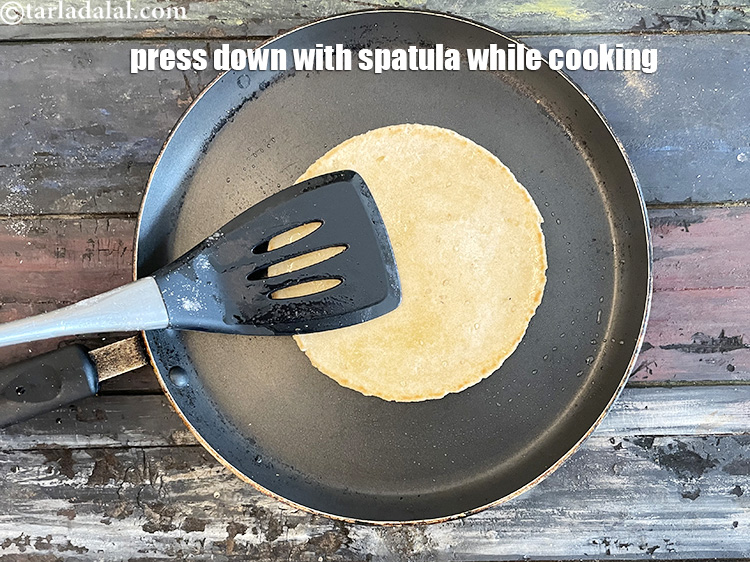 स्टेप 23 – पकाते समय स्पैटुला से दबाना याद रखें।&nbsp;