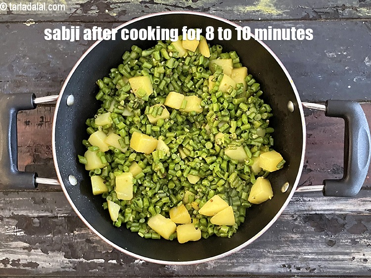 स्टेप 22 – सब्जी को 8 से 10 मिनट तक पकने दें।