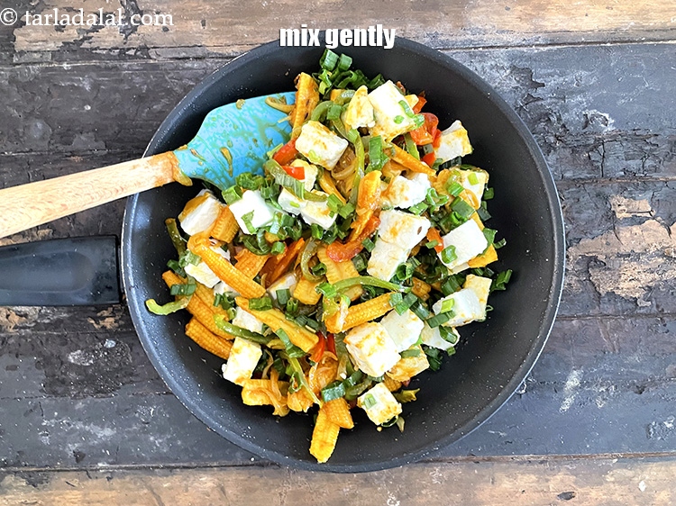 स्टेप 22 – धीरे से मिलाएं। हम पनीर क्यूब्स को तोड़ना नहीं चाहते …