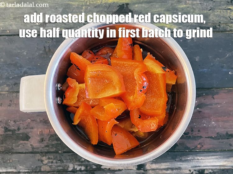 स्टेप 22 – भुनी और कटी हुई लाल शिमला मिर्च डालें।