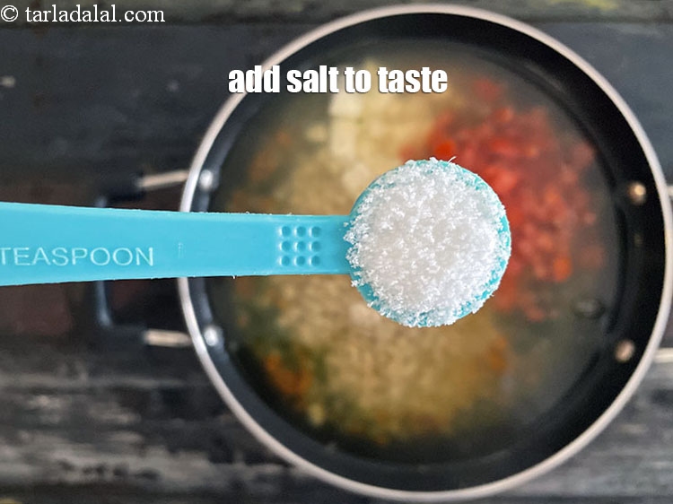स्टेप 32 – &nbsp;स्वादानुसार नमक डाला है। हमने 1/2 टी-स्पून नमक डाला है।