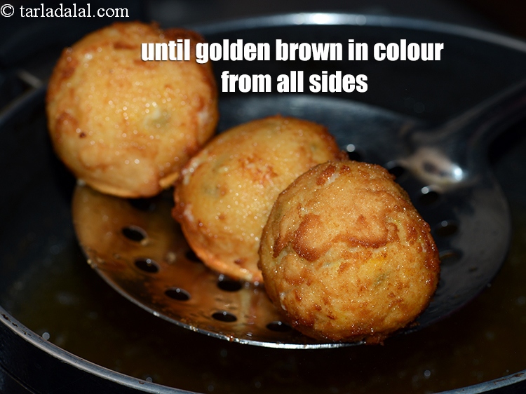 Step 22 – Until&nbsp;they turn golden brown in colour from all the sides.