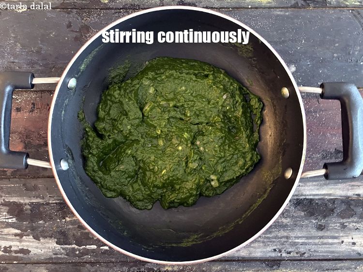 स्टेप 25 – मध्यम आंच पर 1 से 2 मिनट तक लगातार चलाते …