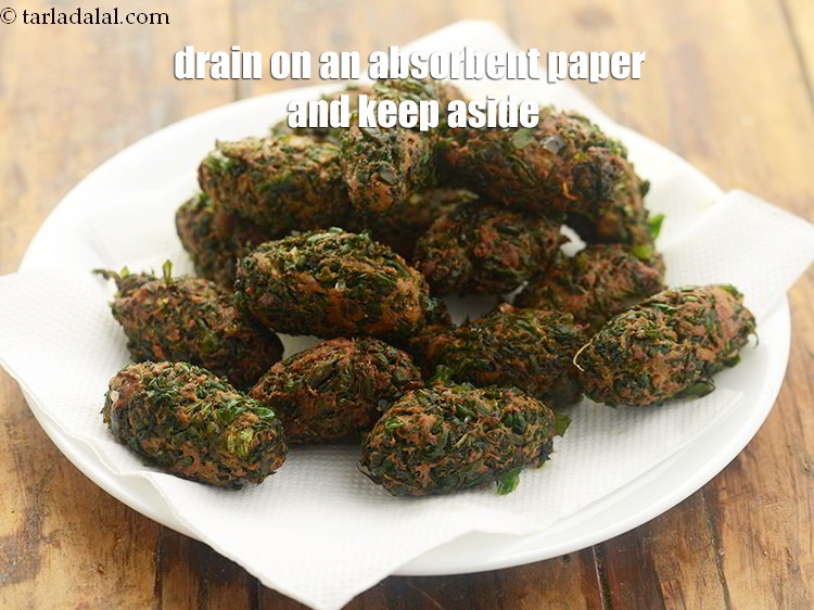 स्टेप 22 – एक टिशू पेपर पर निकाल लें और एक तरफ रख …