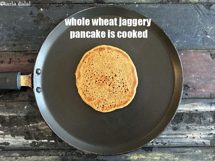 स्टेप 22 – <strong>गुड़ का पैनकेक</strong>&nbsp;अब पक गया है<span style=""font-size:11.0pt""><span style=""background-color:white""><span style=""font-family:"Nirmala UI",sans-serif""><span …