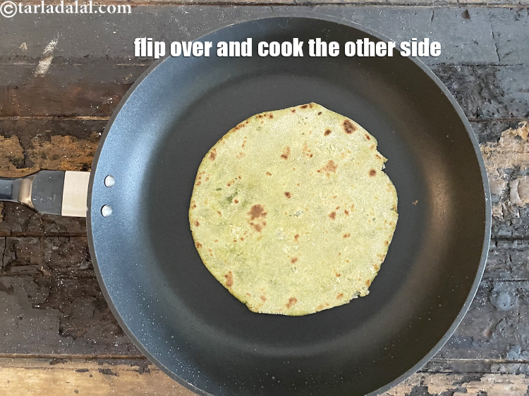 स्टेप 45 – पलट कर दूसरी तरफ से भी पका लें।