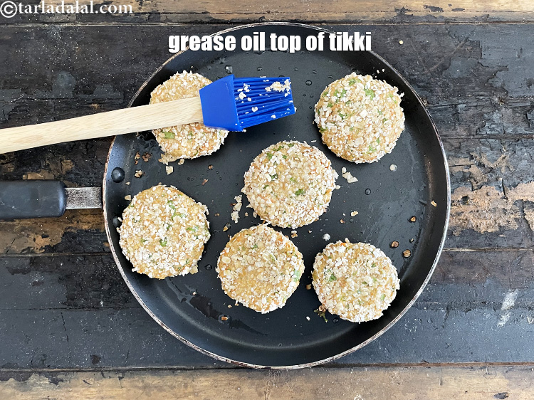 स्टेप 34 – टिक्कियों के ऊपरी हिस्से को चिकना कर लीजिये।