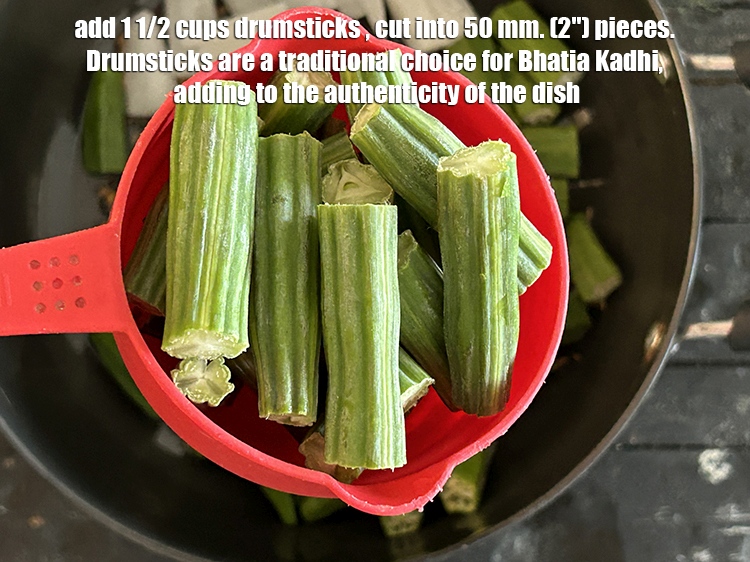 स्टेप 23 – १ १/२ कप&nbsp;<a href=""https://www.tarladalal.com/glossary-drumstick-saijan-ki-phalli-hindi-395i"">सहजन फल्ली</a>&nbsp;, 50 मिमी (2&quot;) के टुकड़ो …