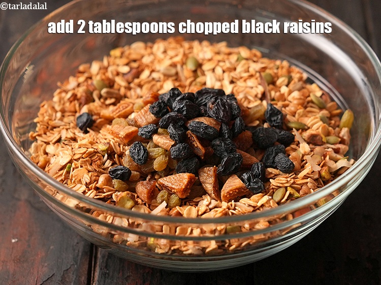 स्टेप 25 – २ टेबल-स्पून&nbsp;<a href=""https://www.tarladalal.com/glossary-black-raisins-kali-kismis-kali-kishmish-hindi-600i"">काली किशमिश</a>डालें।&nbsp;&nbsp;&nbsp;