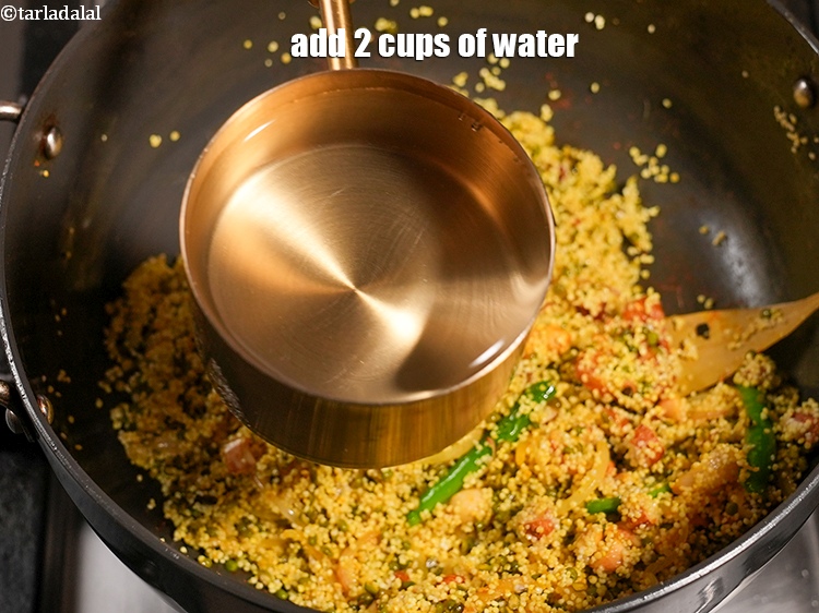 स्टेप 23 – 2 कप पानी डालें।