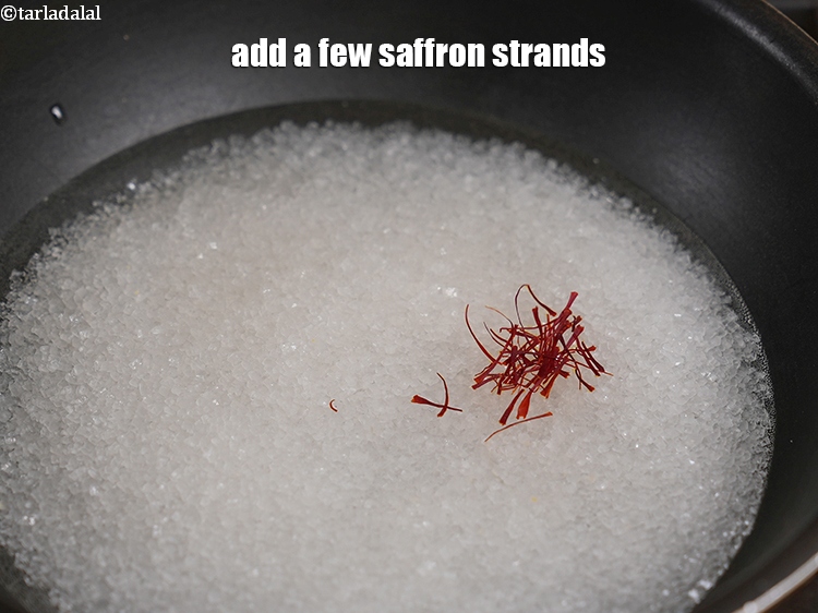 स्टेप 23 – इसमें कुछ केसर के रेशे डालें।