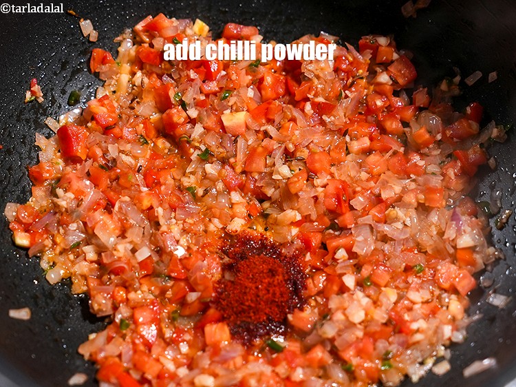 स्टेप 23 – १ टी-स्पून&nbsp;<a href=""https://www.tarladalal.com/glossary-chilli-powder-red-chilli-powder-hindi-339i"">मिर्च पाउडर</a>&nbsp;डालें&nbsp;।