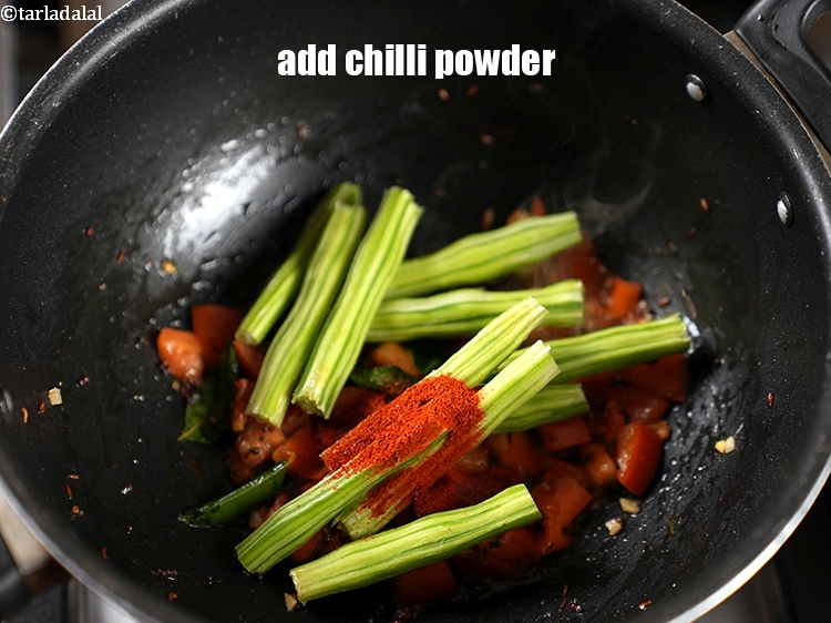 स्टेप 23 – १ टी-स्पून&nbsp;<a href=""https://www.tarladalal.com/glossary-chilli-powder-red-chilli-powder-hindi-339i"">मिर्च पाउडर</a>&nbsp;डालें।