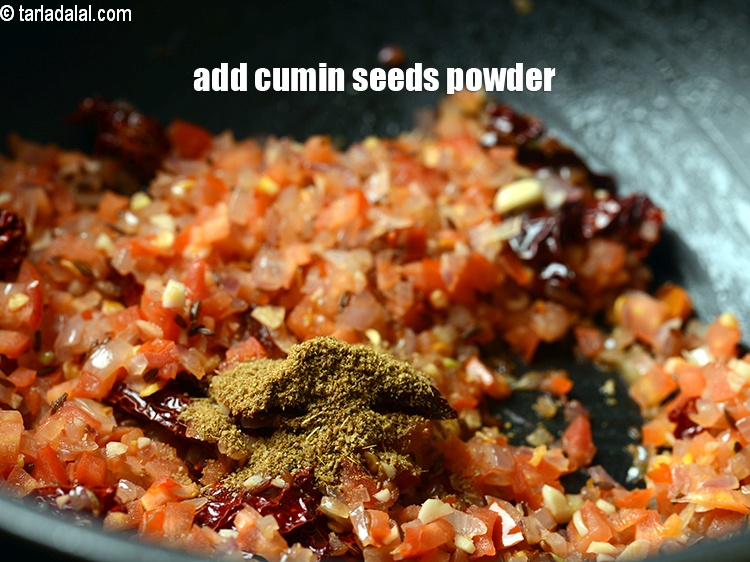 स्टेप 24 – १/२ टी-स्पून&nbsp;<a href=""https://www.tarladalal.com/glossary-cumin-seeds-powder-jeera-powder-zeera-powder-hindi-382i"">जीरा पाउडर</a>&nbsp;&nbsp;डालें&nbsp;।