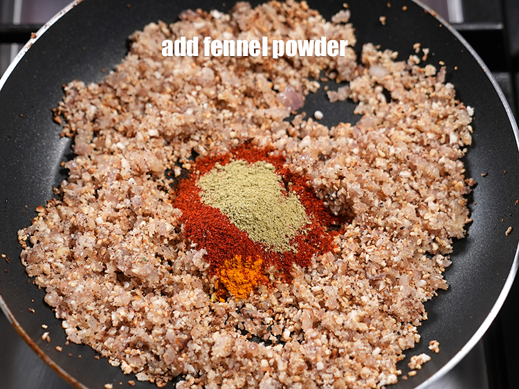 स्टेप 23 – १/२ टी-स्पून&nbsp;<a href=""https://www.tarladalal.com/glossary-fennel-seeds-powder-hindi-411i"">सौंफ पाउडर</a>&nbsp;डालें।