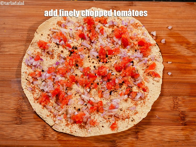 स्टेप 24 – 2 टेबल-स्पून&nbsp;बारीक&nbsp;<a href=""https://www.tarladalal.com/glossary-chopped-tomatoes-hindi-779i"">कटा हुआ टमाटर</a>&nbsp;डालें ।&nbsp;