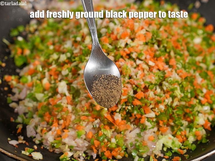 स्टेप 23 – <a href=""https://www.tarladalal.com/glossary-freshly-ground-black-pepper-kalimirch-powder-kali-mirch-ka-powder-hindi-567i"">ताज़ी पिसी हुई काली मिर्च</a>&nbsp;पाउडर स्वादानुसार डालें।