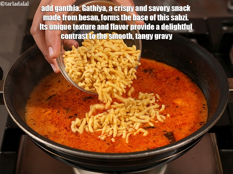 स्टेप 23 – १ १/२ कप&nbsp;<a href=""https://www.tarladalal.com/glossary-ganthia-hindi-1996i"">गांठिया</a>&nbsp;डालें । बेसन से बना कुरकुरा और …