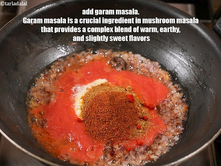 स्टेप 23 – १/२ टी-स्पून&nbsp;<a href=""https://www.tarladalal.com/glossary-garam-masala-hindi-296i"">गरम मसाला</a>&nbsp;डालें&nbsp;। गरम मसाला मशरूम मसाला में एक …