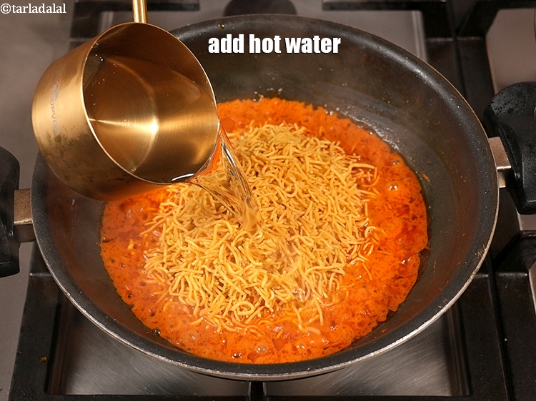 स्टेप 23 – <p>1½&nbsp;कप गरम पानी डालें।</p>