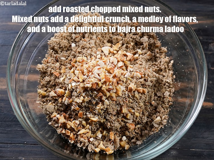 स्टेप 23 – २ टेबल-स्पून&nbsp;<a href=""https://www.tarladalal.com/glossary-roasted-and-chopped-nuts-hindi-931i"">भुने और कटे मिले-जुले मेवे</a>&nbsp;डालें ।