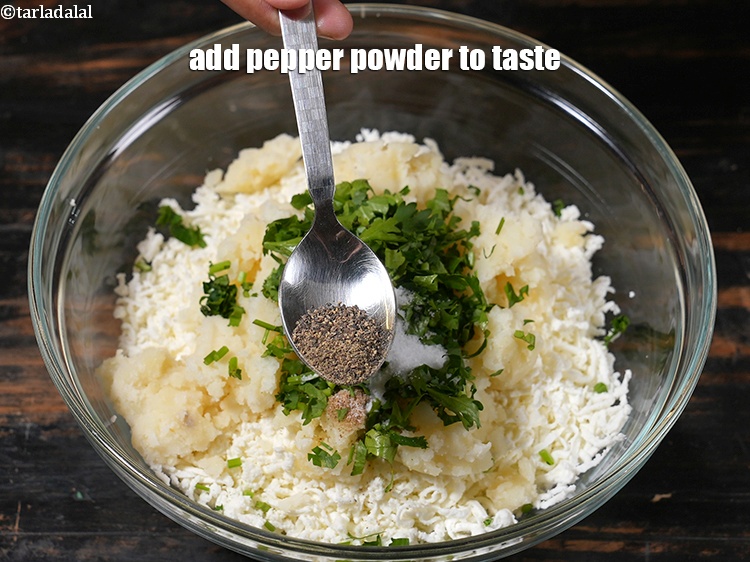 स्टेप 23 – स्वादानुसार काली मिर्च पाउडर डालें।