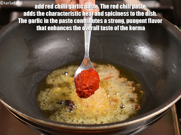 स्टेप 23 – १ टेबल-स्पून&nbsp;<a href=""https://www.tarladalal.com/glossary-red-chilli-garlic-paste-laal-mirchi-lehsun-ki-paste-hindi-602i"">लाल मिर्च लहसुन का पेस्ट</a>&nbsp;डालें&nbsp;&nbsp;। लाल मिर्च का …