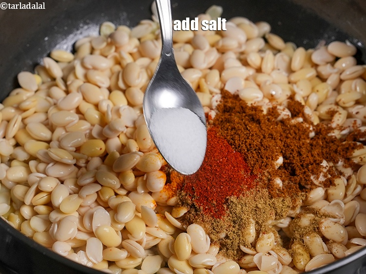 स्टेप 39 – <a href=""https://www.tarladalal.com/glossary-salt-namak-table-salt-hindi-418i"">नमक</a>&nbsp;स्वादानुसार&nbsp;डालें.&nbsp;