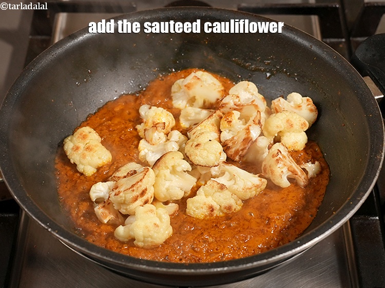स्टेप 23 – इसमें भूनी हुई फूलगोभी डालें।
