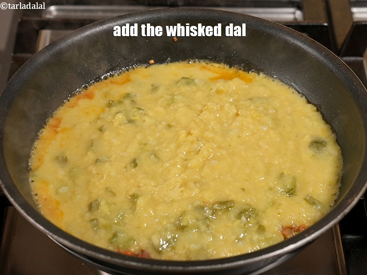 स्टेप 23 – फेंटी हुई दाल डालें।