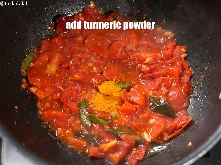 स्टेप 23 – १/४ टी-स्पून&nbsp;<a href=""https://www.tarladalal.com/glossary-turmeric-powder-haldi-hindi-645i"">हल्दी पाउडर</a>&nbsp;डालें ।&nbsp;