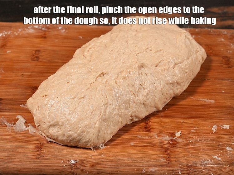 स्टेप 22 – अंतिम रोल के बाद, खुले किनारों को आटा के नीचे …