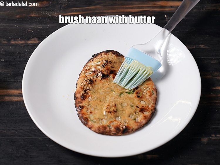 स्टेप 23 – प्रत्येक नान पर 1/2 टी-स्पून&nbsp;<a href=""https://www.tarladalal.com/glossary-butter-makhan-hindi-233i"">मक्ख़न</a>&nbsp;लगाएं।