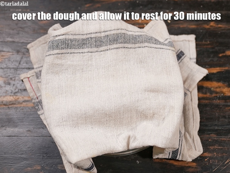 स्टेप 23 – आटे को ढककर 30 मिनट के लिए रख दें।