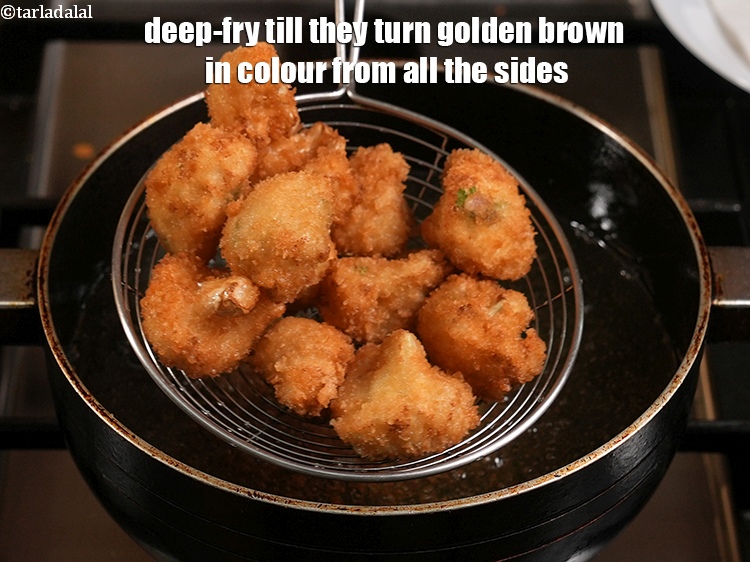 स्टेप 21 – तैयार गोभी को चारों तरफ से सुनहरा भूरा होने तक …